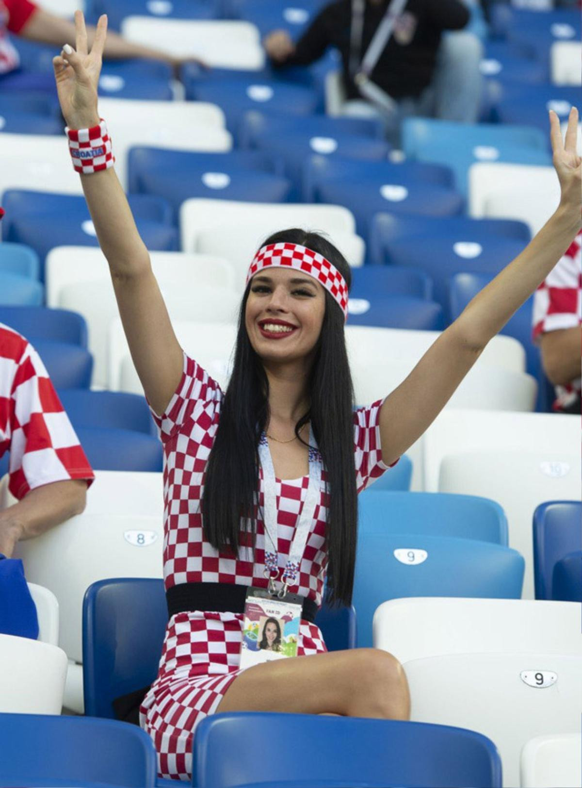 ‘Quên lối về’ vì nhan sắc CĐV nữ Croatia Ảnh 6