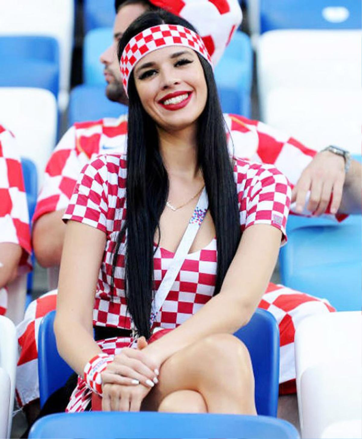 ‘Quên lối về’ vì nhan sắc CĐV nữ Croatia Ảnh 7