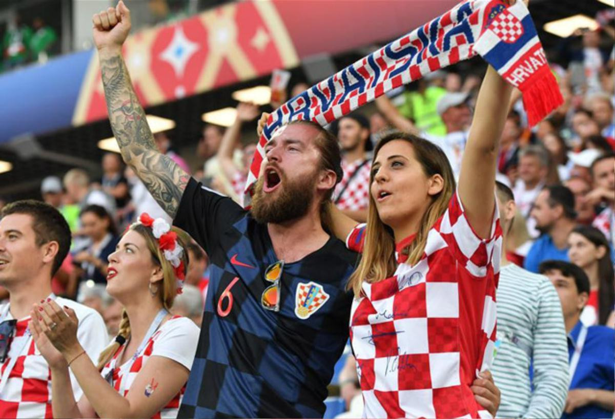 ‘Quên lối về’ vì nhan sắc CĐV nữ Croatia Ảnh 8