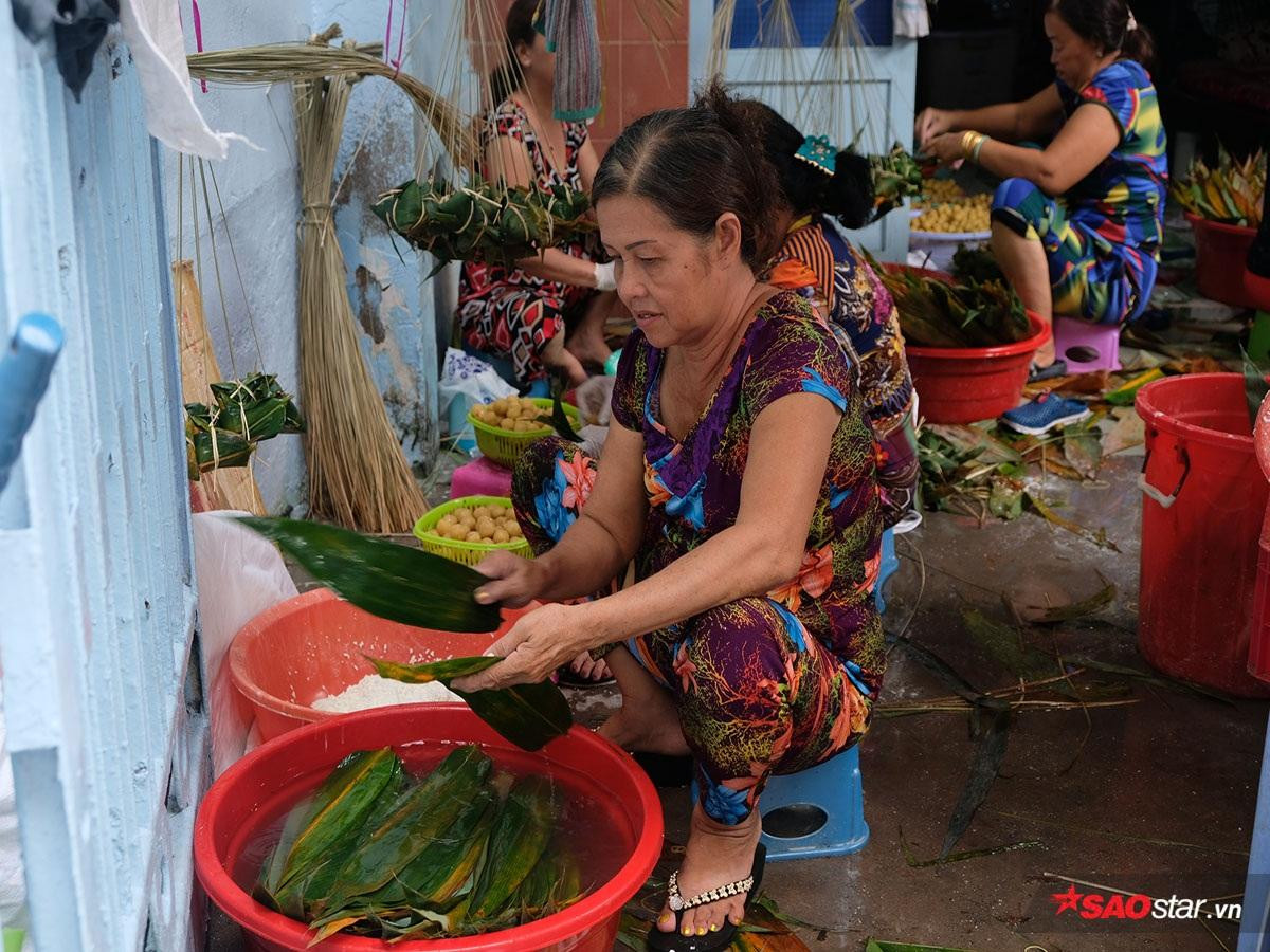 Tết Đoan Ngọ, người người tìm về làng bánh ú gần nửa thế kỉ giữa lòng Sài Gòn Ảnh 1