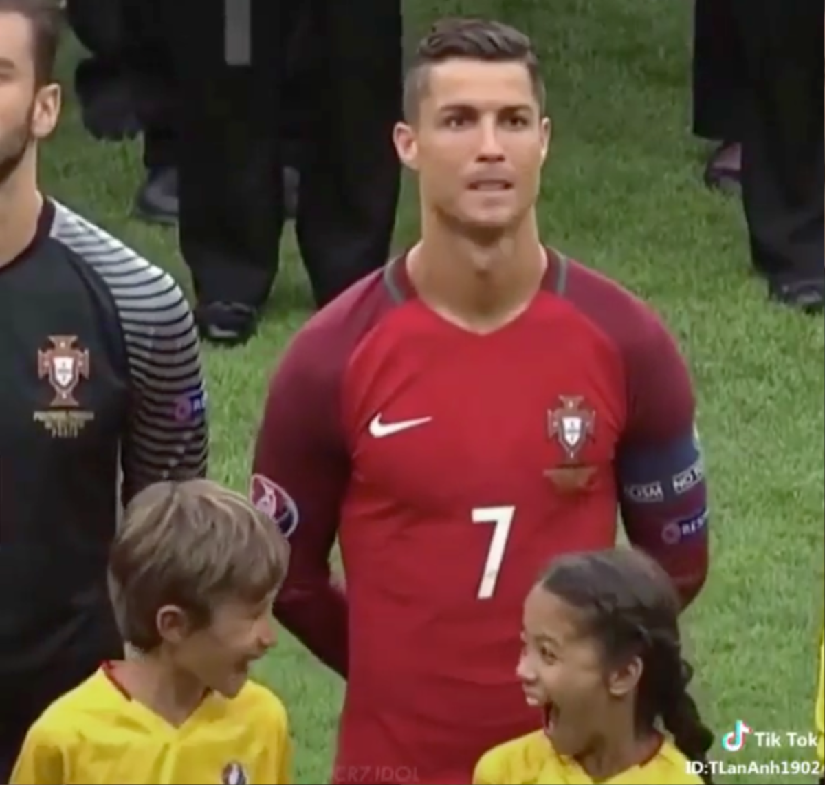 Lần đầu tiên được đứng cạnh Ronaldo, 2 em nhỏ biểu cảm đáng yêu khiến dân mạng đồng loạt thả tim Ảnh 1