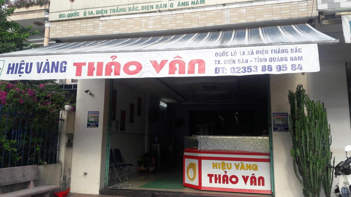 Truy tìm nam thanh niên dùng búa đập tủ kính cướp tiệm vàng trong tích tắc Ảnh 1