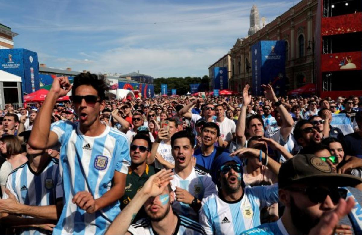 Nam thanh niên khỏa thân rơi từ tầng cao trúng đám đông CĐV Argentina Ảnh 2