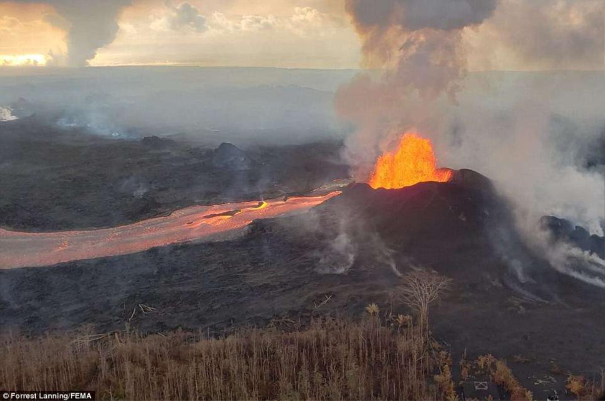 Kinh hãi dòng sông nham thạch đỏ rực ở Hawaii chảy cuồn cuộn Ảnh 2