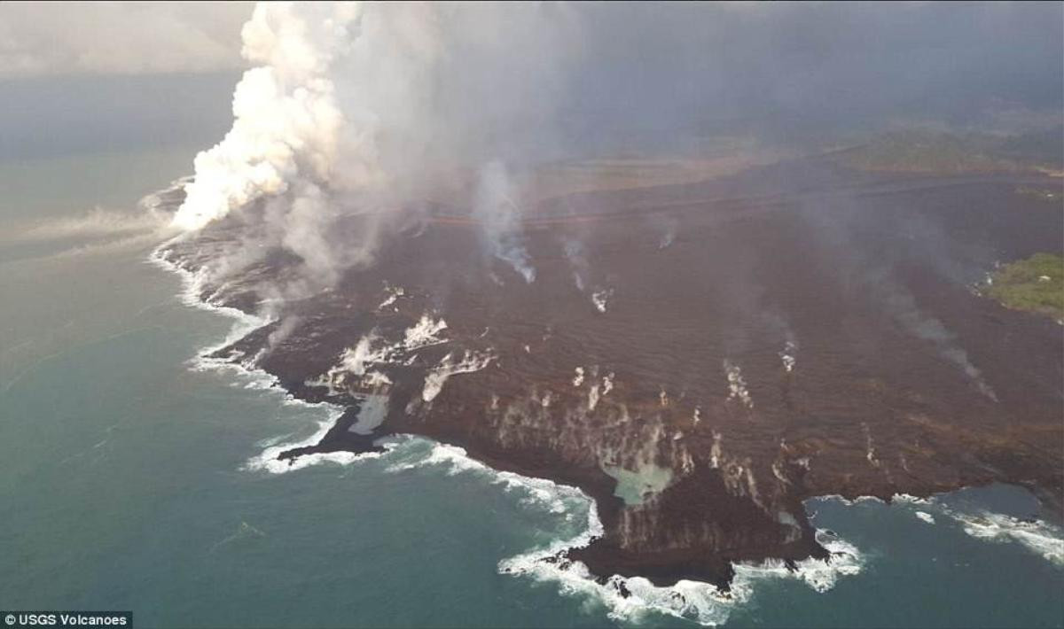 Kinh hãi dòng sông nham thạch đỏ rực ở Hawaii chảy cuồn cuộn Ảnh 3