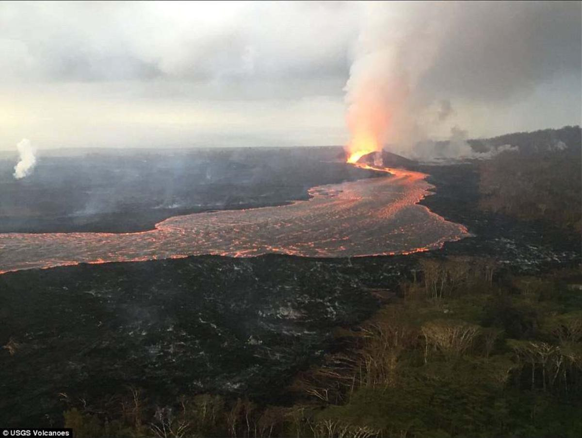 Kinh hãi dòng sông nham thạch đỏ rực ở Hawaii chảy cuồn cuộn Ảnh 4