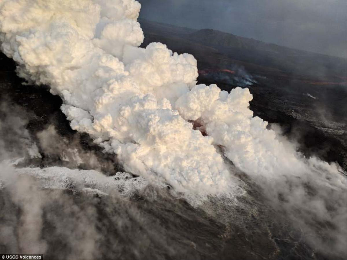 Kinh hãi dòng sông nham thạch đỏ rực ở Hawaii chảy cuồn cuộn Ảnh 6