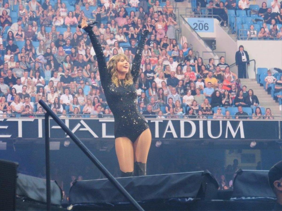 Trước Taylor Swift, đã có loạt sao 'sừng sỏ' này 'bất lực' nhìn khán đài trống trơn trong concert Ảnh 9