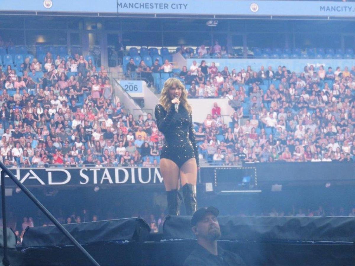 Trước Taylor Swift, đã có loạt sao 'sừng sỏ' này 'bất lực' nhìn khán đài trống trơn trong concert Ảnh 10