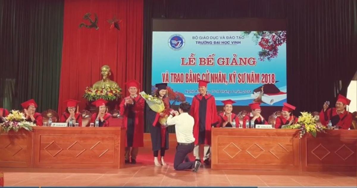 Thầy giáo cầu hôn nữ sinh ngay tại lễ tốt nghiệp bị đồng nghiệp phản đối: 'Đây là lễ bế mạc trường ĐH chứ không phải hôn trường' Ảnh 1