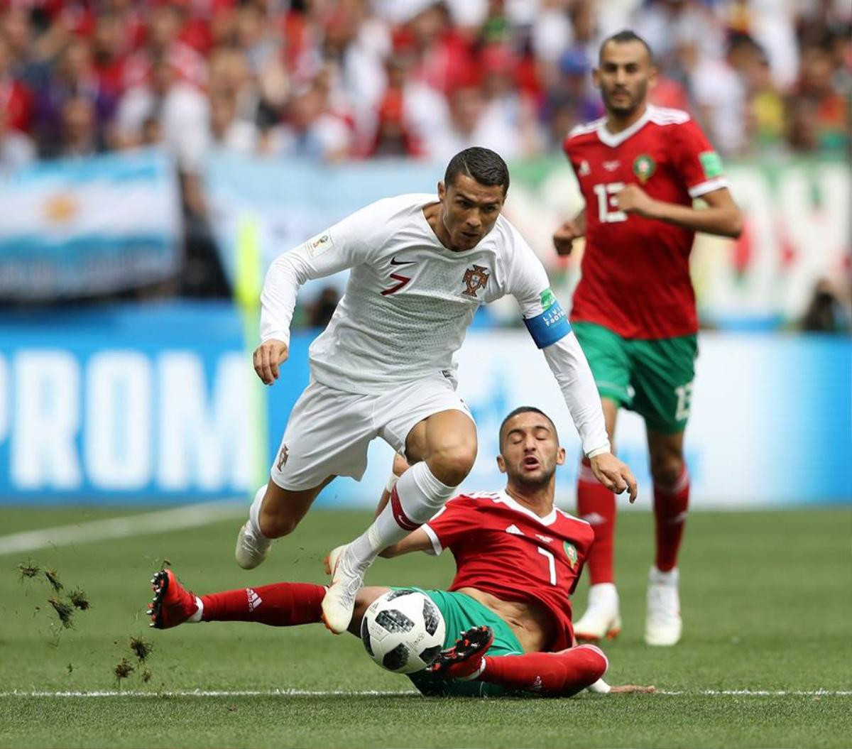 Bồ Đào Nha hạ Morocco 1-0: Ronaldo ăn vạ đến mức… 'đứt dây xấu hổ'! Ảnh 3