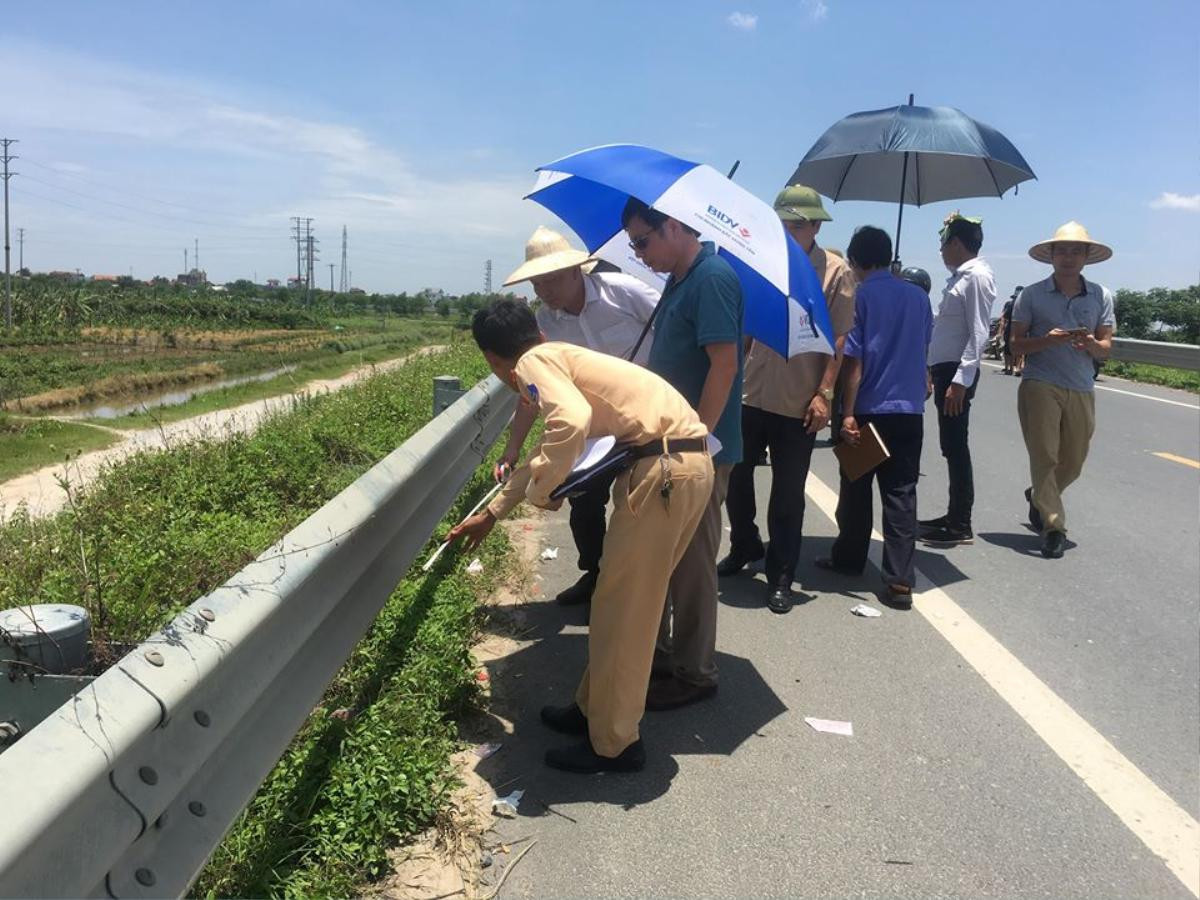 Vụ 2 thiếu nữ tử vong cạnh xe máy: Người thân mang quan tài đến trụ sở công an huyện đề nghị làm rõ nguyên nhân Ảnh 1