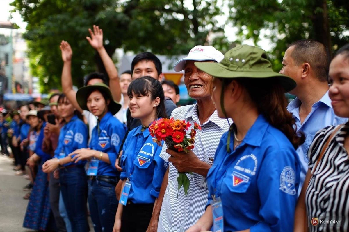 Mỗi mùa thi đại học đi qua là những lần để lại biết bao câu chuyện đẹp về tình người Ảnh 2