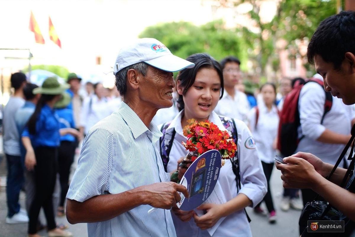 Mỗi mùa thi đại học đi qua là những lần để lại biết bao câu chuyện đẹp về tình người Ảnh 3