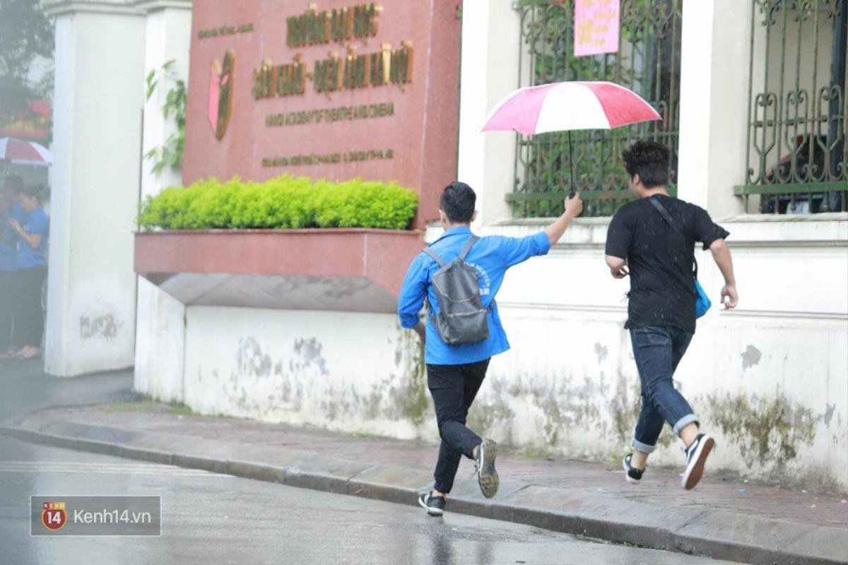 Mỗi mùa thi đại học đi qua là những lần để lại biết bao câu chuyện đẹp về tình người Ảnh 9