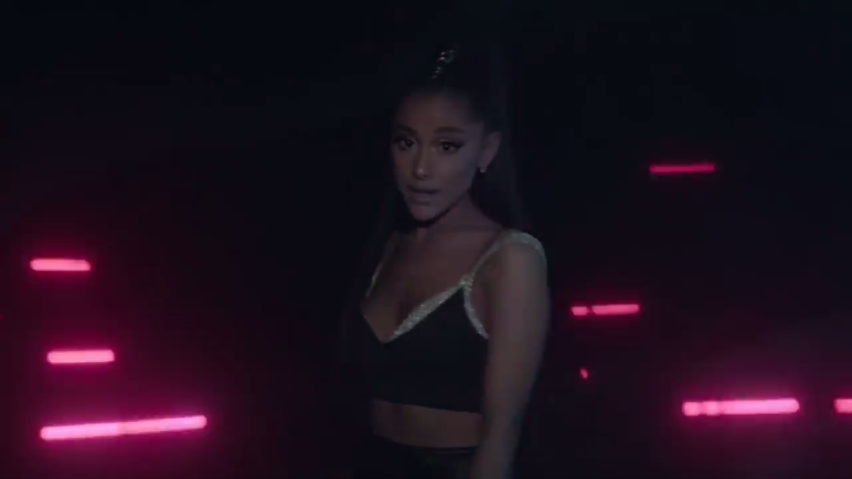 Ariana Grande tái xuất cùng Nicki Minaj trong một MV… chẳng ai hiểu nổi! Ảnh 8