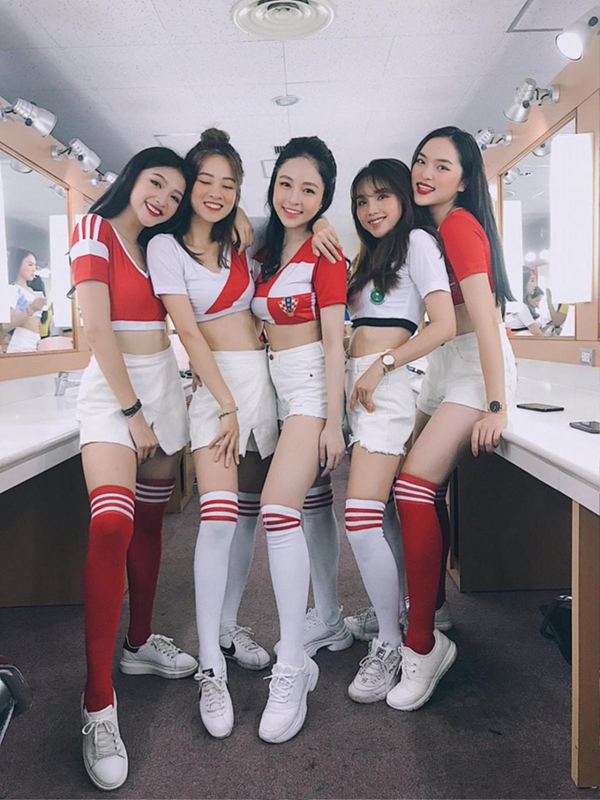 'Hot girl mắng khách' gây xôn xao khi bình luận World Cup Ảnh 5