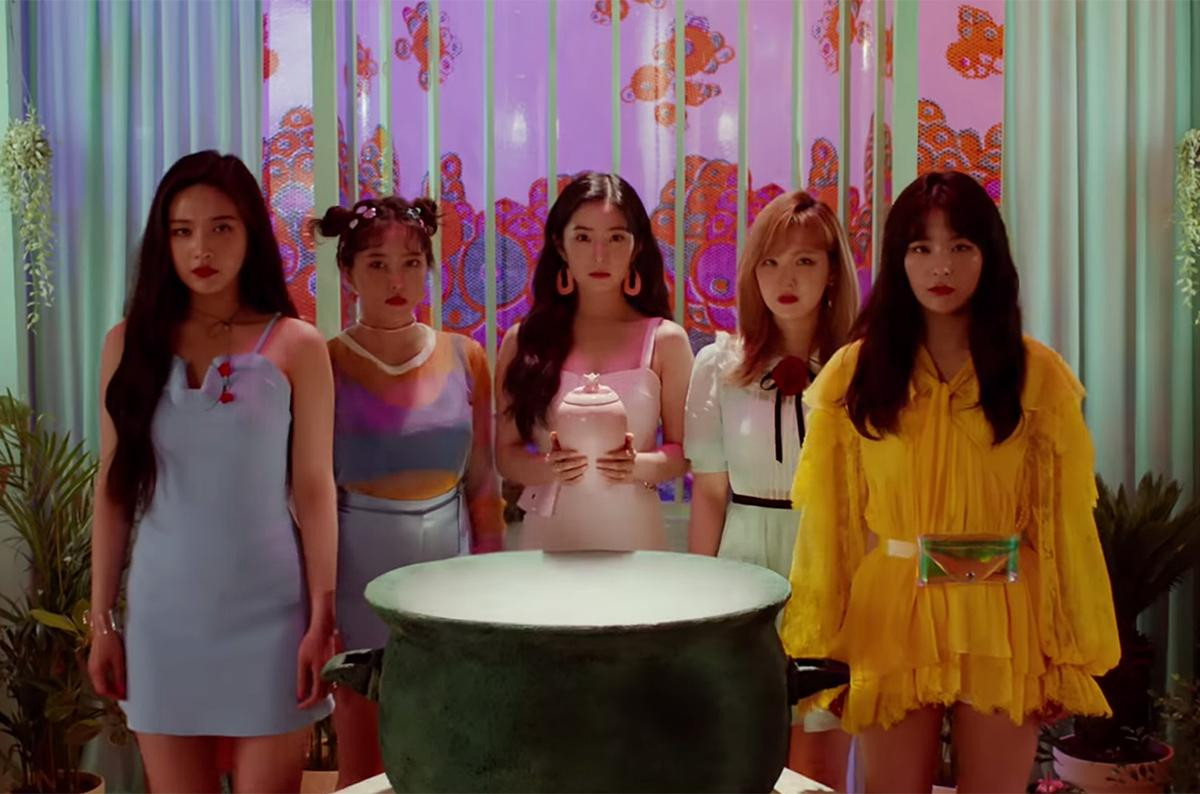 Fan mê mệt phong cách trang điểm hồng toàn tập của Red Velvet trong MV mới Ảnh 1