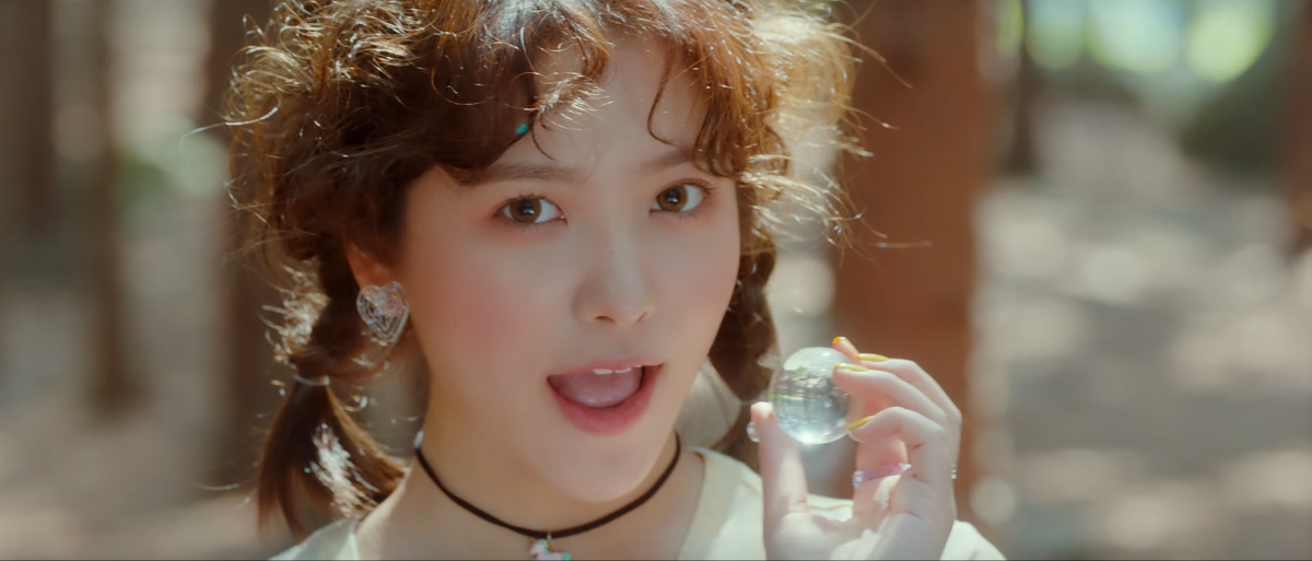 Fan mê mệt phong cách trang điểm hồng toàn tập của Red Velvet trong MV mới Ảnh 9