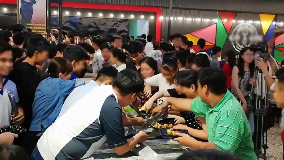 Hãi hùng cảnh hàng trăm người chen lấn xô đẩy tranh giành ăn buffet miễn phí gây náo loạn nhà hàng Ảnh 1