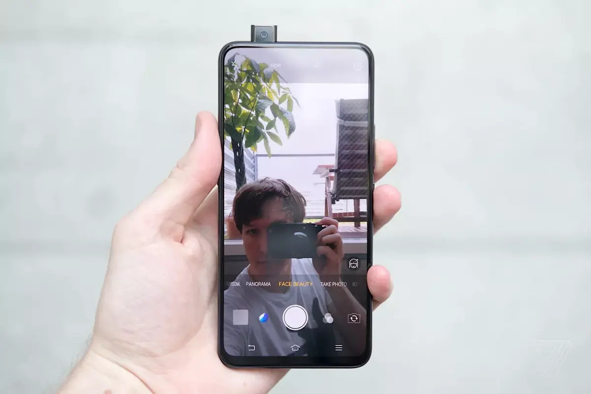 4 smartphone 'độc nhất vô nhị' của làng di động nửa đầu năm 2018 Ảnh 2