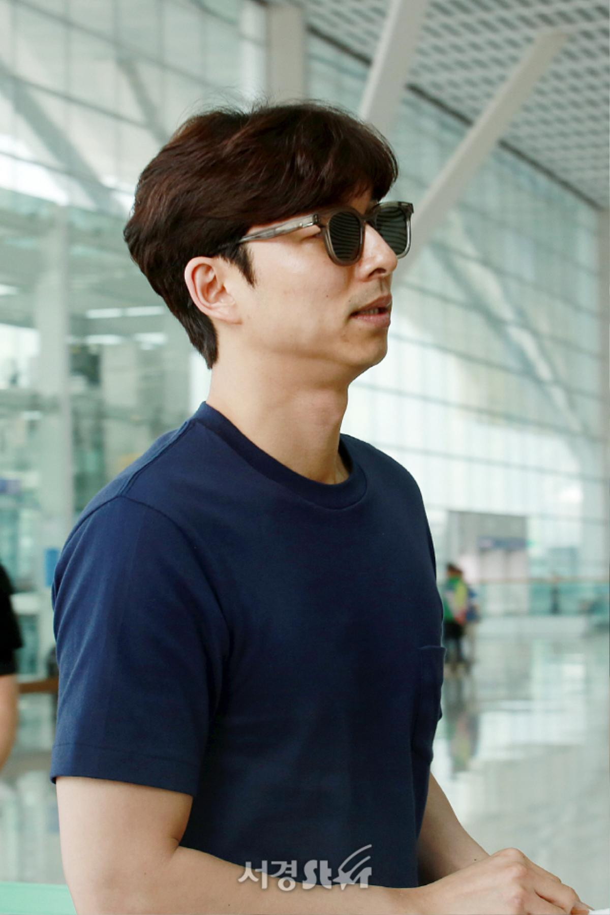 Chú 'yêu tinh' 40 tuổi Gong Yoo chuẩn men 'ăn đứt' Jung Hae In tại sân bay Ảnh 14