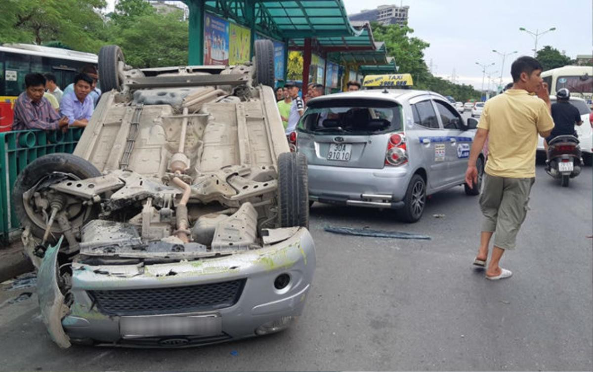 Ô tô 4 chỗ lao vào rào chắn rồi lật ngửa, nhiều hành khách chờ xe buýt hoảng sợ Ảnh 1