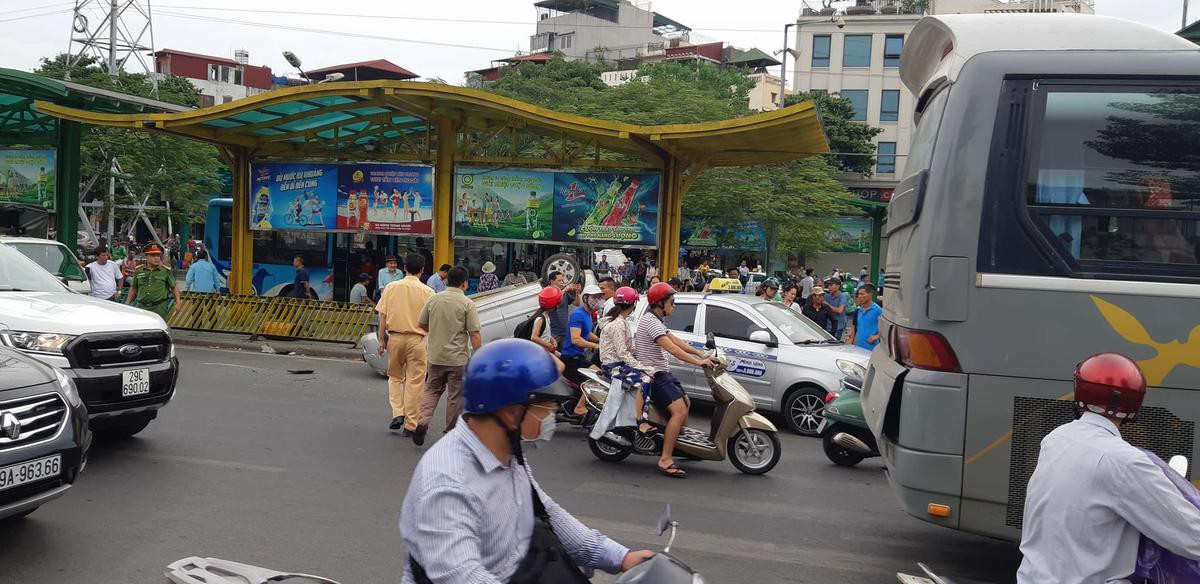 Ô tô 4 chỗ lao vào rào chắn rồi lật ngửa, nhiều hành khách chờ xe buýt hoảng sợ Ảnh 2