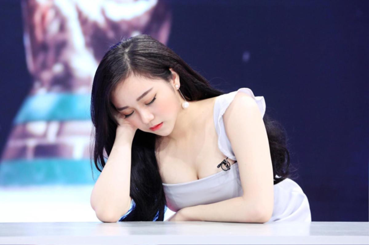 Điểm mặt 3 hotgirl ‘nóng bỏng’ nhất trên sóng VTV dịp Worl Cup 2018 Ảnh 5