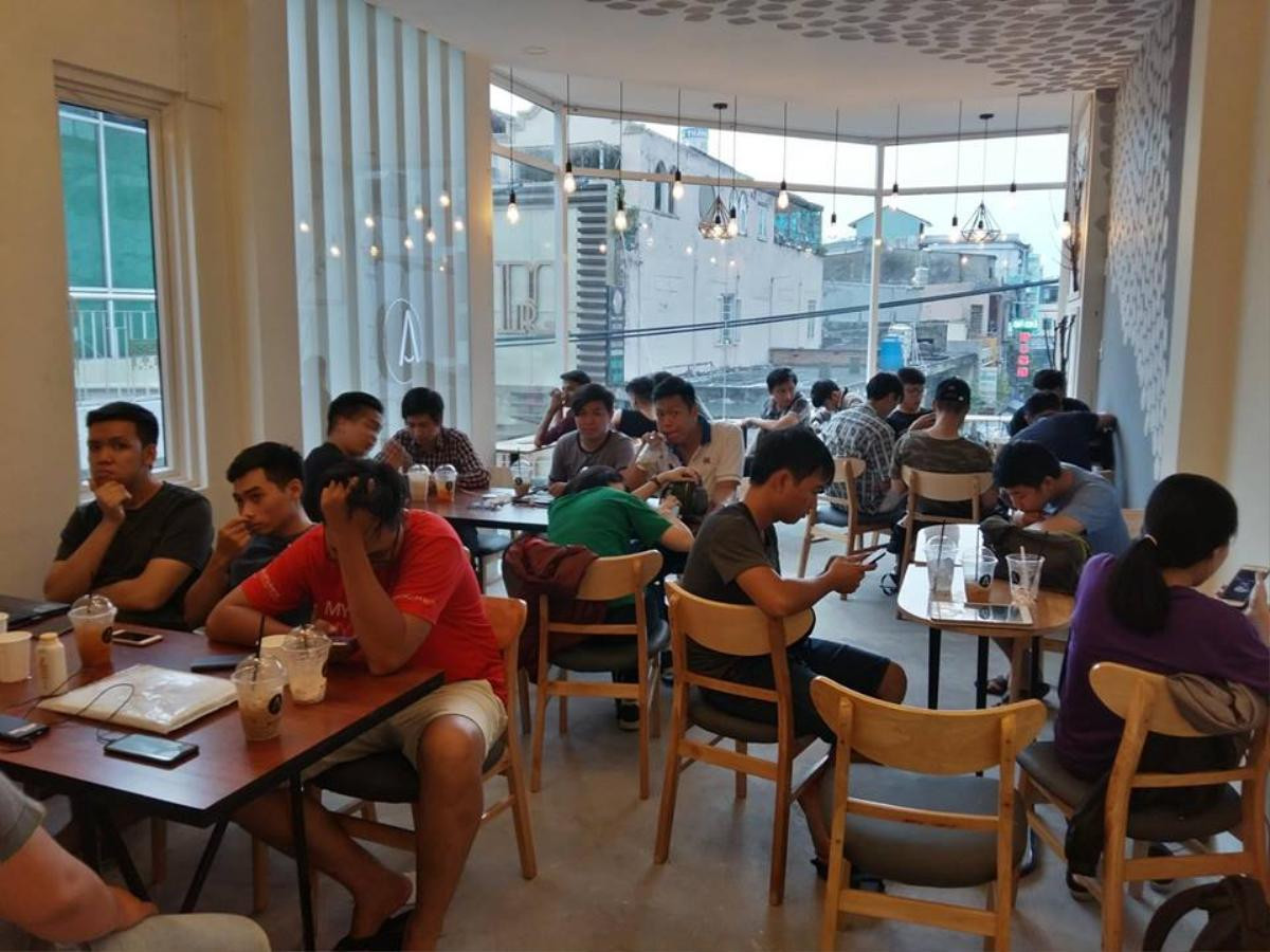 Xuất hiện quán 'cafe hồ cá' gây tranh cãi dữ dội khi để khách 'vừa ngâm chân trong nước, vừa ngắm cá bơi lội tung tăng' Ảnh 5