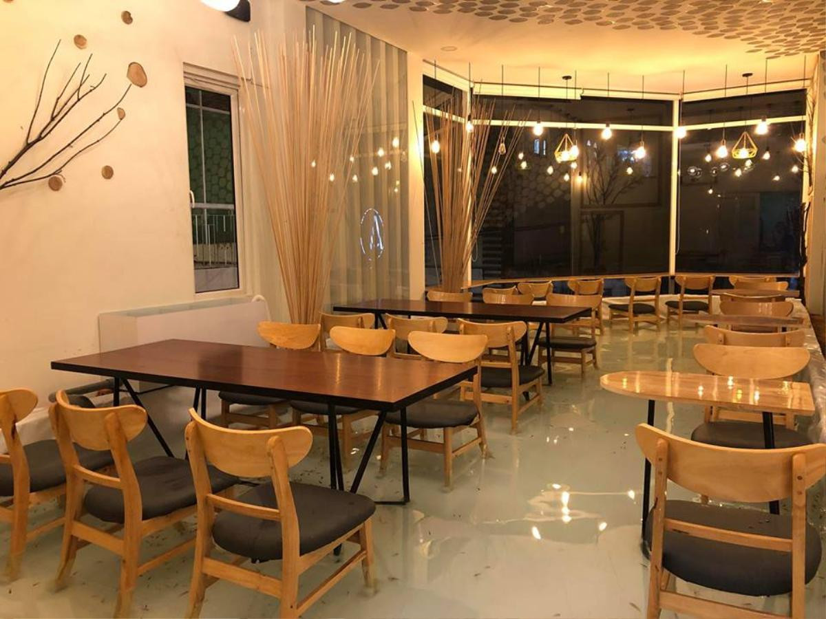 Xuất hiện quán 'cafe hồ cá' gây tranh cãi dữ dội khi để khách 'vừa ngâm chân trong nước, vừa ngắm cá bơi lội tung tăng' Ảnh 1