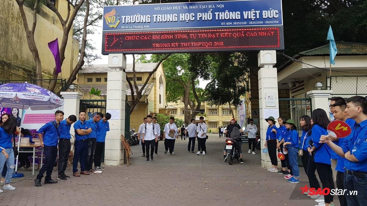 Chiều nay gần 1 triệu sĩ tử cả nước cùng đến trường nghe phổ biến quy chế và làm thủ tục dự thi THPT quốc gia Ảnh 1