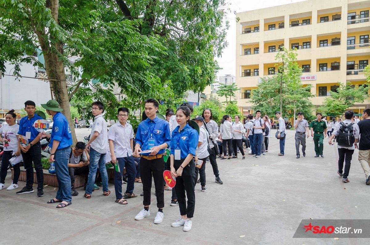 Chiều nay gần 1 triệu sĩ tử cả nước cùng đến trường nghe phổ biến quy chế và làm thủ tục dự thi THPT quốc gia Ảnh 22