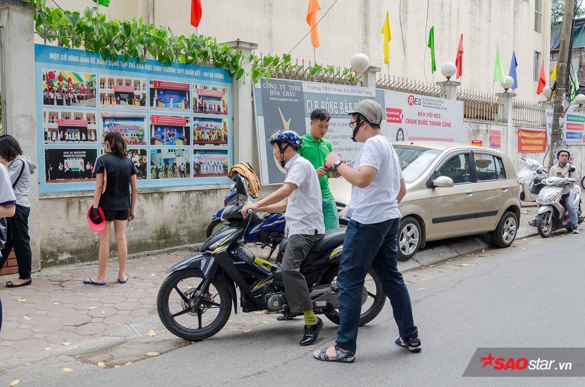 Chiều nay gần 1 triệu sĩ tử cả nước cùng đến trường nghe phổ biến quy chế và làm thủ tục dự thi THPT quốc gia Ảnh 26