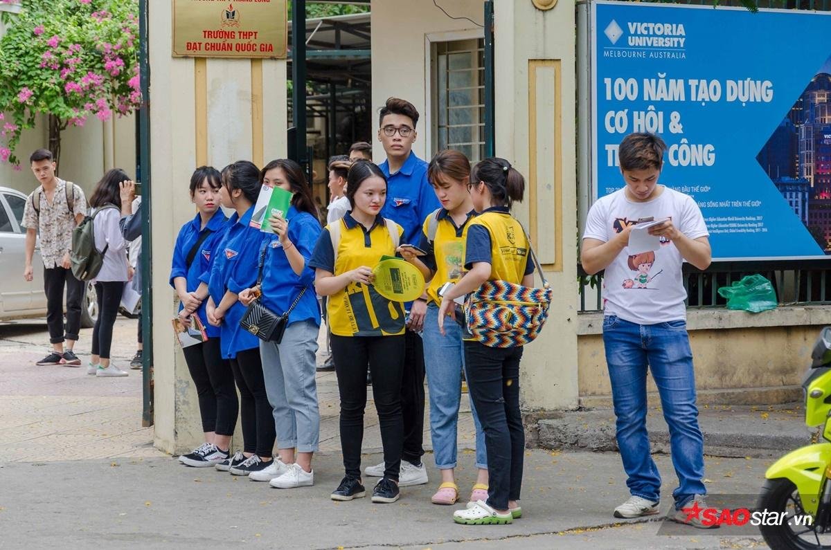 Chiều nay gần 1 triệu sĩ tử cả nước cùng đến trường nghe phổ biến quy chế và làm thủ tục dự thi THPT quốc gia Ảnh 28