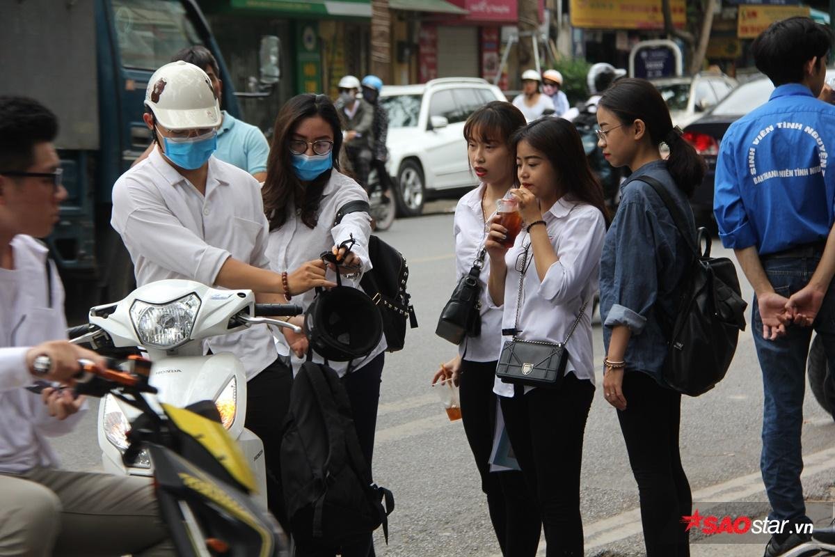 Chiều nay gần 1 triệu sĩ tử cả nước cùng đến trường nghe phổ biến quy chế và làm thủ tục dự thi THPT quốc gia Ảnh 9