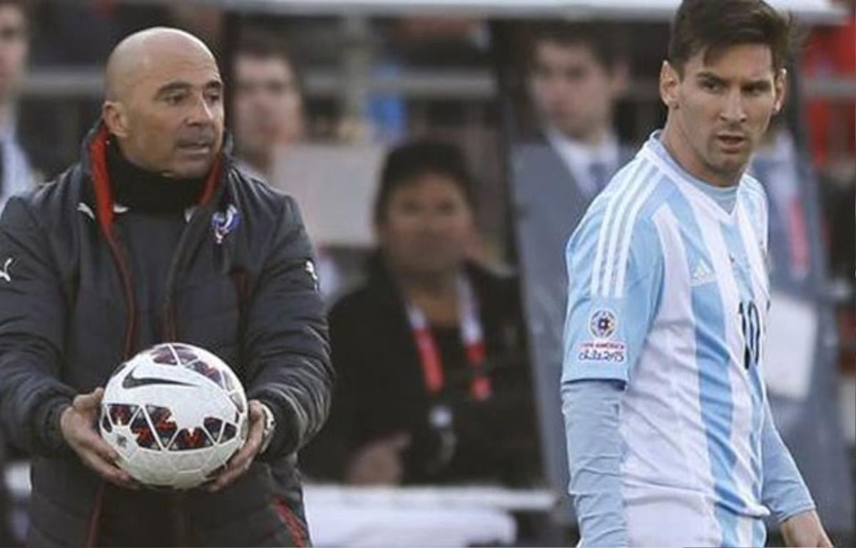 Messi ‘cầm đầu’ dàn sao Argentina quyết cho HLV Sampaoli ‘không có đất sống’ Ảnh 1