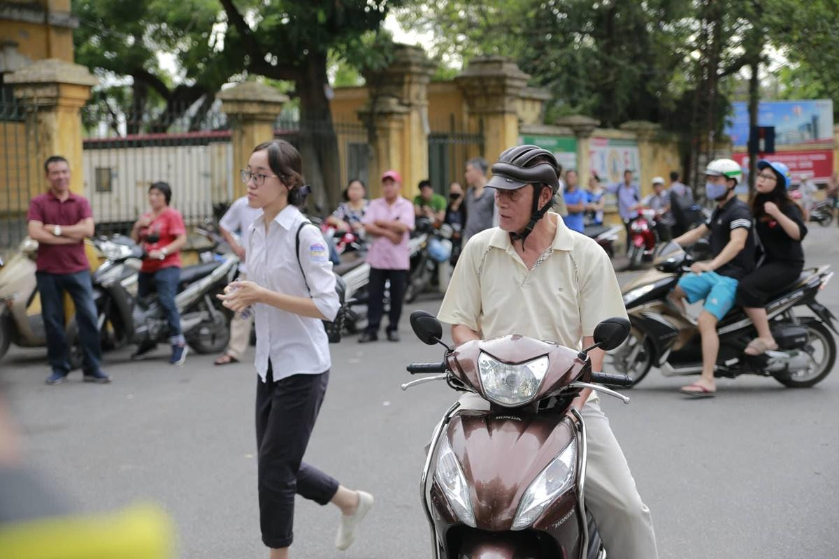 Chùm ảnh: Đến trường sát nút 'giờ G', sĩ tử 'ba chân bốn cẳng' lao như bay vào phòng thi Ảnh 12