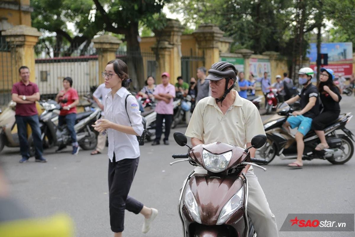 Nhiều sĩ tử đã nộp bài Ngữ văn và rời phòng thi THPT quốc gia ngày đầu tiên Ảnh 23