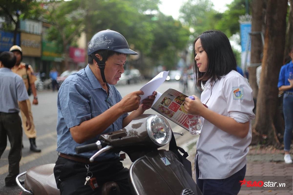 Nhiều sĩ tử đã nộp bài Ngữ văn và rời phòng thi THPT quốc gia ngày đầu tiên Ảnh 5