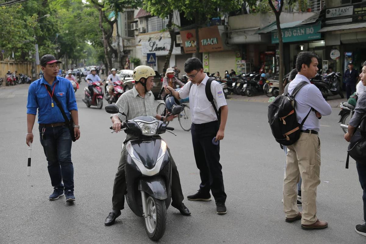 Chùm ảnh: Đến trường sát nút 'giờ G', sĩ tử 'ba chân bốn cẳng' lao như bay vào phòng thi Ảnh 1