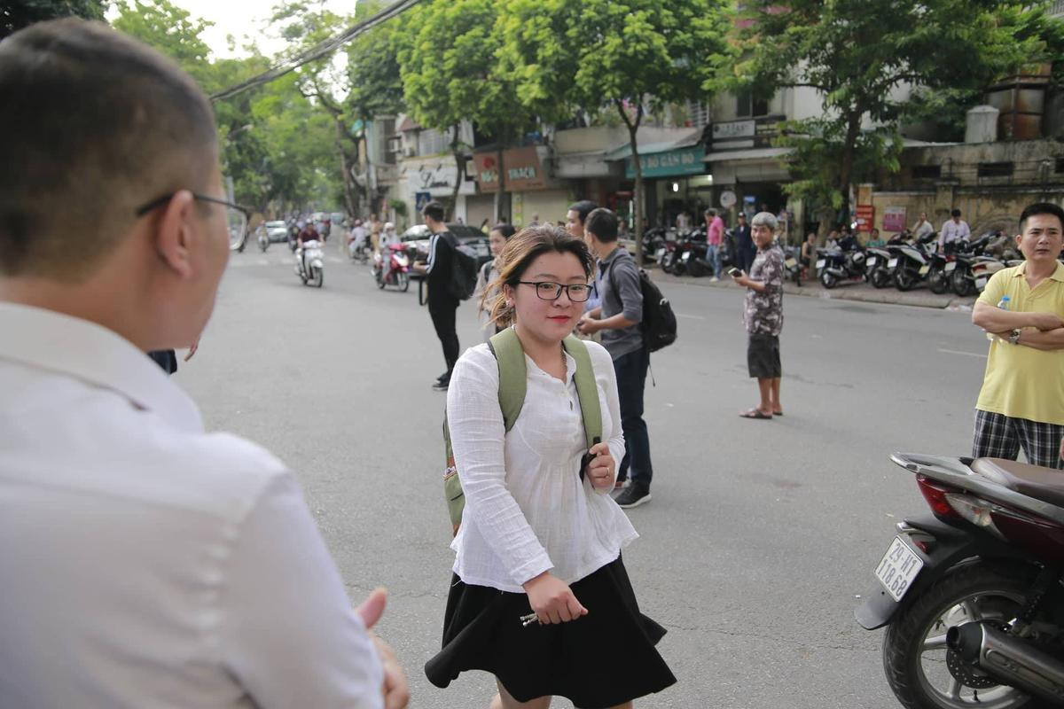 Chùm ảnh: Đến trường sát nút 'giờ G', sĩ tử 'ba chân bốn cẳng' lao như bay vào phòng thi Ảnh 2