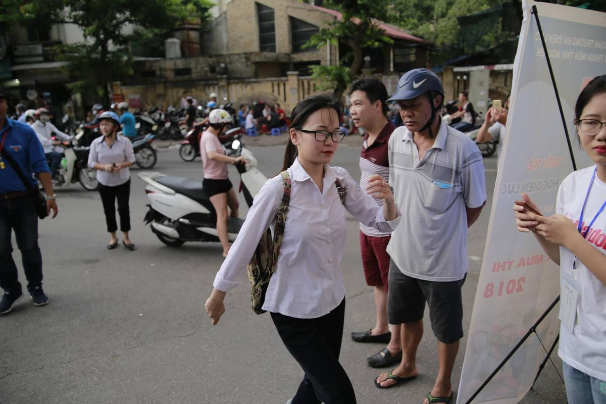 Chùm ảnh: Đến trường sát nút 'giờ G', sĩ tử 'ba chân bốn cẳng' lao như bay vào phòng thi Ảnh 8