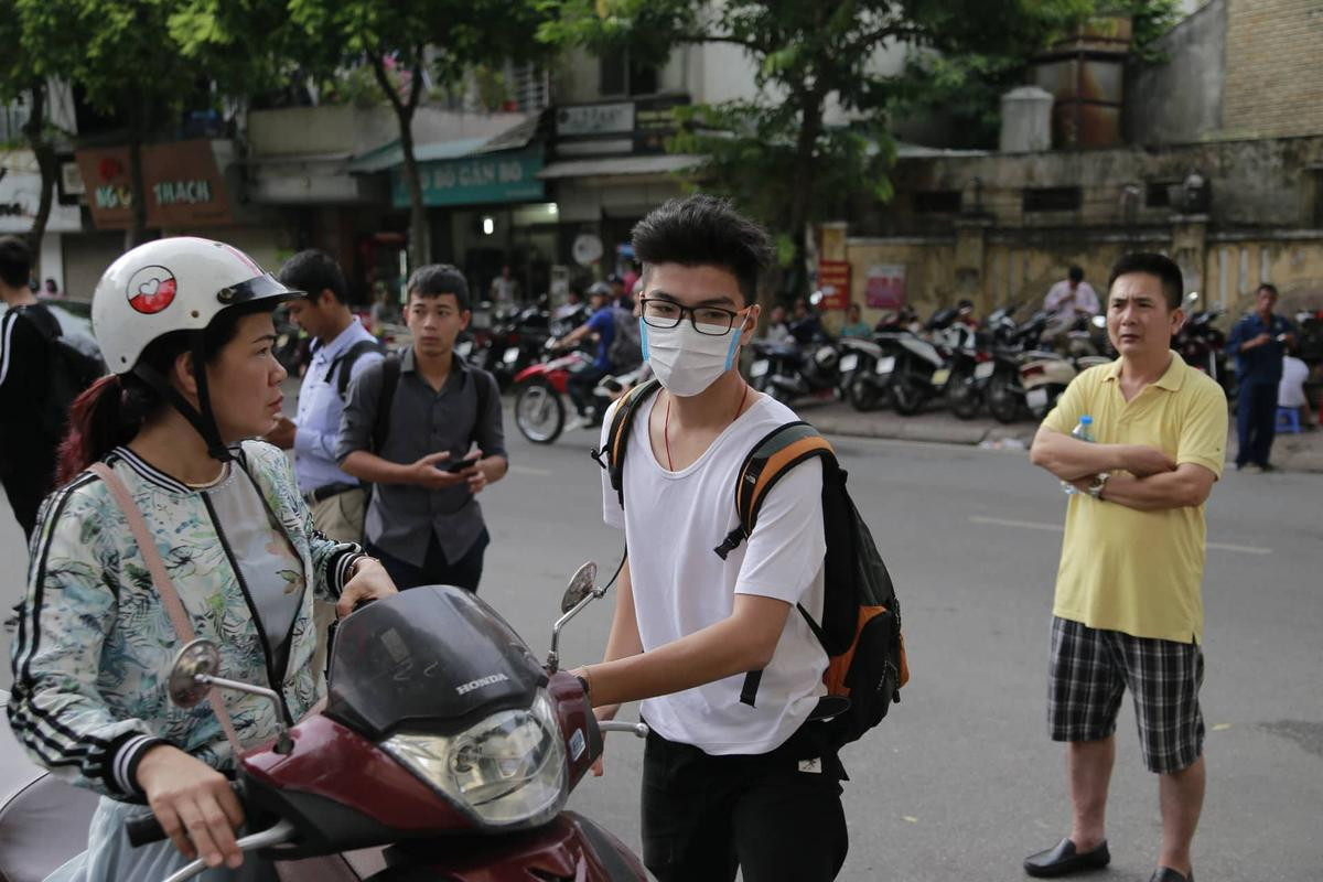 Chùm ảnh: Đến trường sát nút 'giờ G', sĩ tử 'ba chân bốn cẳng' lao như bay vào phòng thi Ảnh 9