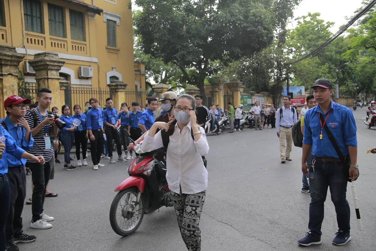 Chùm ảnh: Đến trường sát nút 'giờ G', sĩ tử 'ba chân bốn cẳng' lao như bay vào phòng thi Ảnh 10