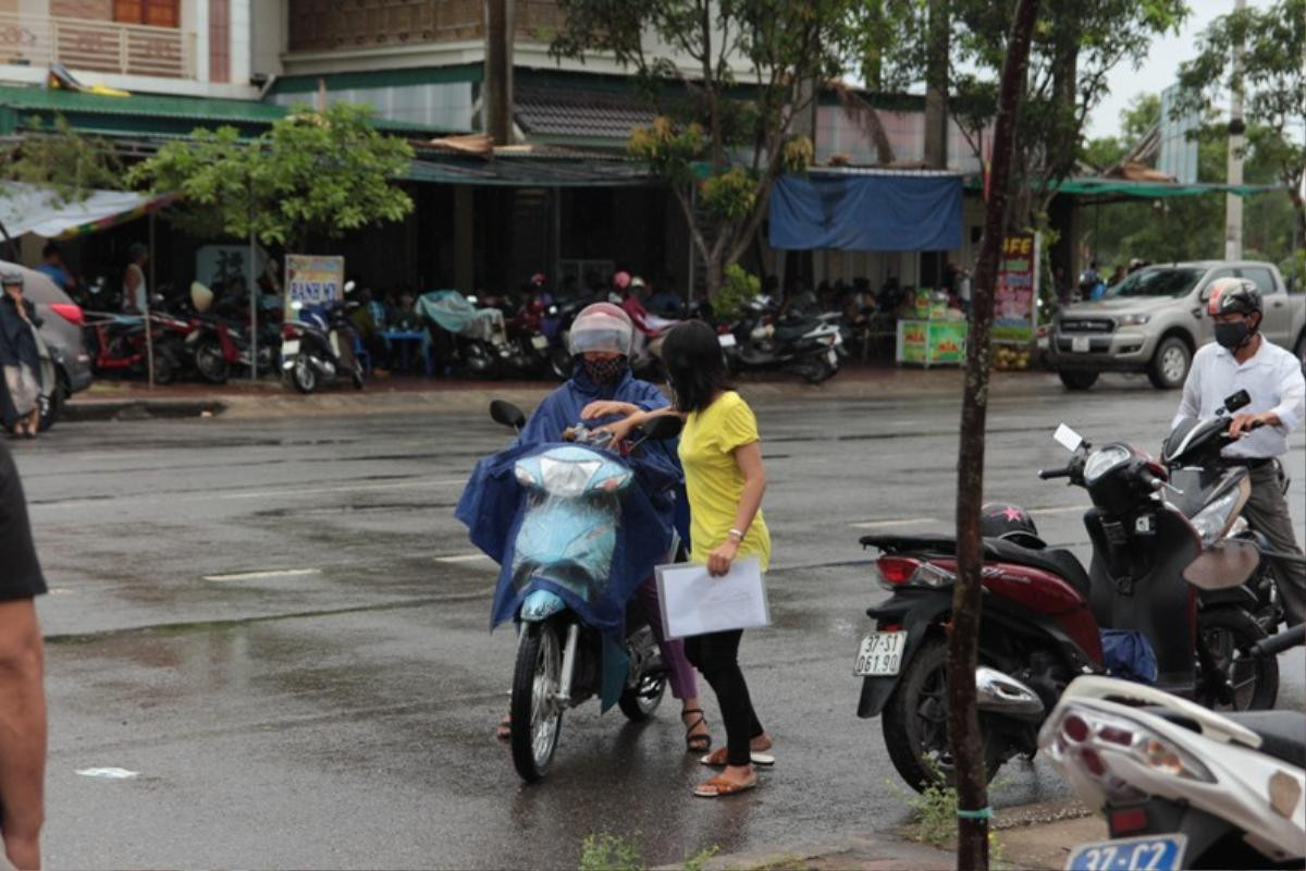 Mưa nặng hạt, nhiều thí sinh miền Trung đến muộn trong ngày đầu tiên kỳ thi THPT quốc gia Ảnh 1