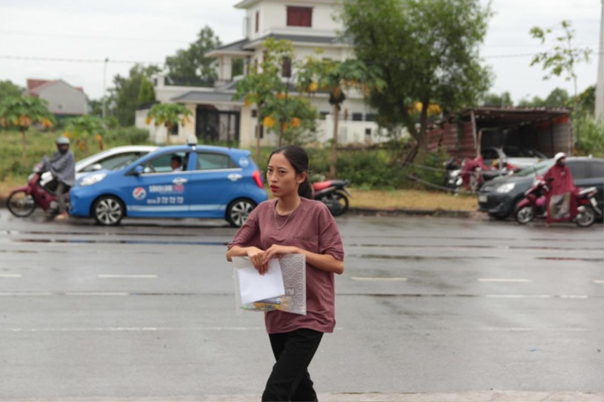 Mưa nặng hạt, nhiều thí sinh miền Trung đến muộn trong ngày đầu tiên kỳ thi THPT quốc gia Ảnh 2