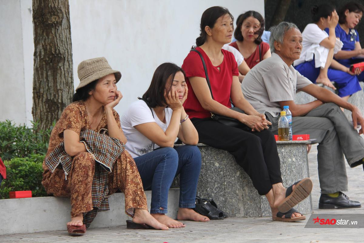 Trường thi gần đến thế nhưng phụ huynh vẫn ở lại ngóng chờ con, có những ngày này mới hiểu thêm tấm lòng cha mẹ Ảnh 2