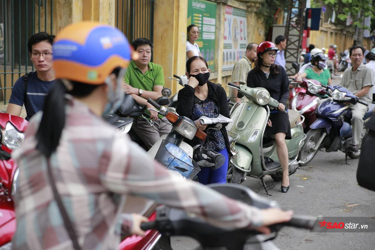 Trường thi gần đến thế nhưng phụ huynh vẫn ở lại ngóng chờ con, có những ngày này mới hiểu thêm tấm lòng cha mẹ Ảnh 5