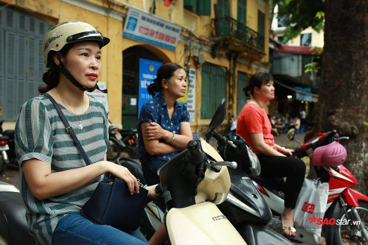 Trường thi gần đến thế nhưng phụ huynh vẫn ở lại ngóng chờ con, có những ngày này mới hiểu thêm tấm lòng cha mẹ Ảnh 6